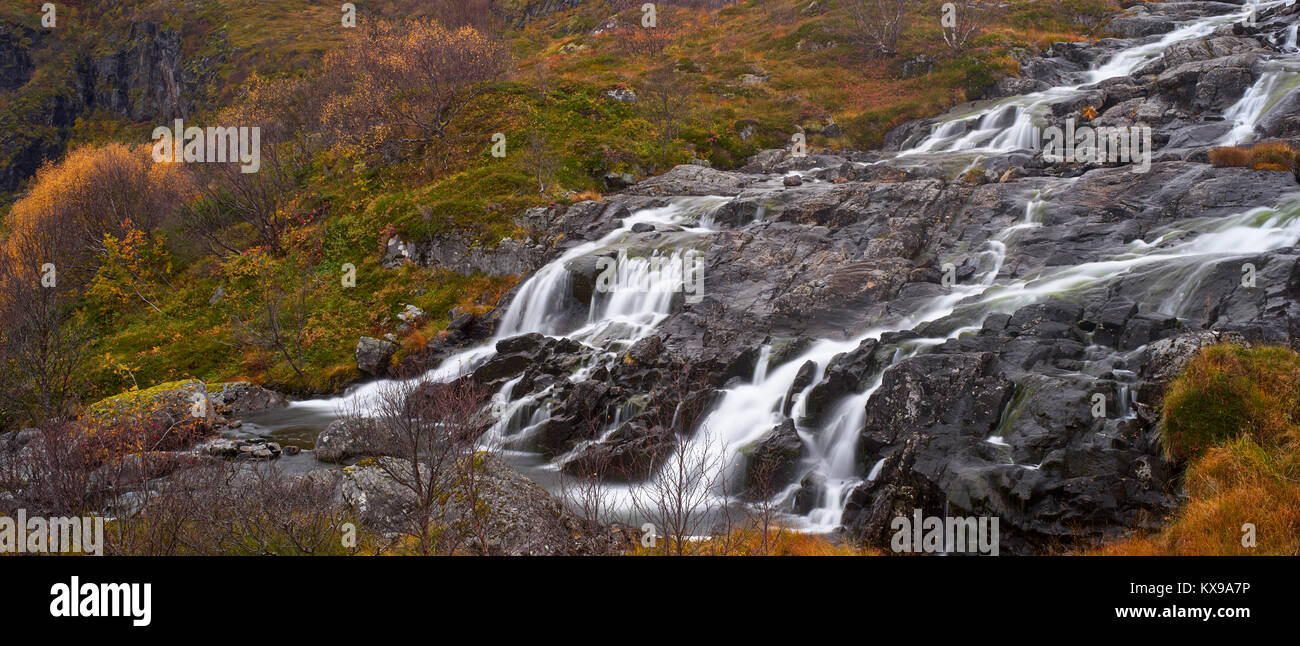 Wasserfall in der Nähe von Sorvagen, Moskenesoya, Lofoten, Nordland, Norwegen Stockfoto