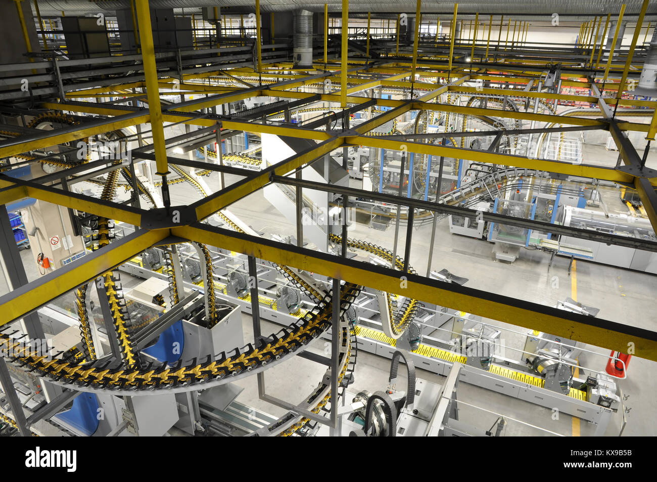 Maschinen mit einer großen Druckerei - Druck von Tageszeitungen - technische Ausrüstung in einer Fabrik Stockfoto
