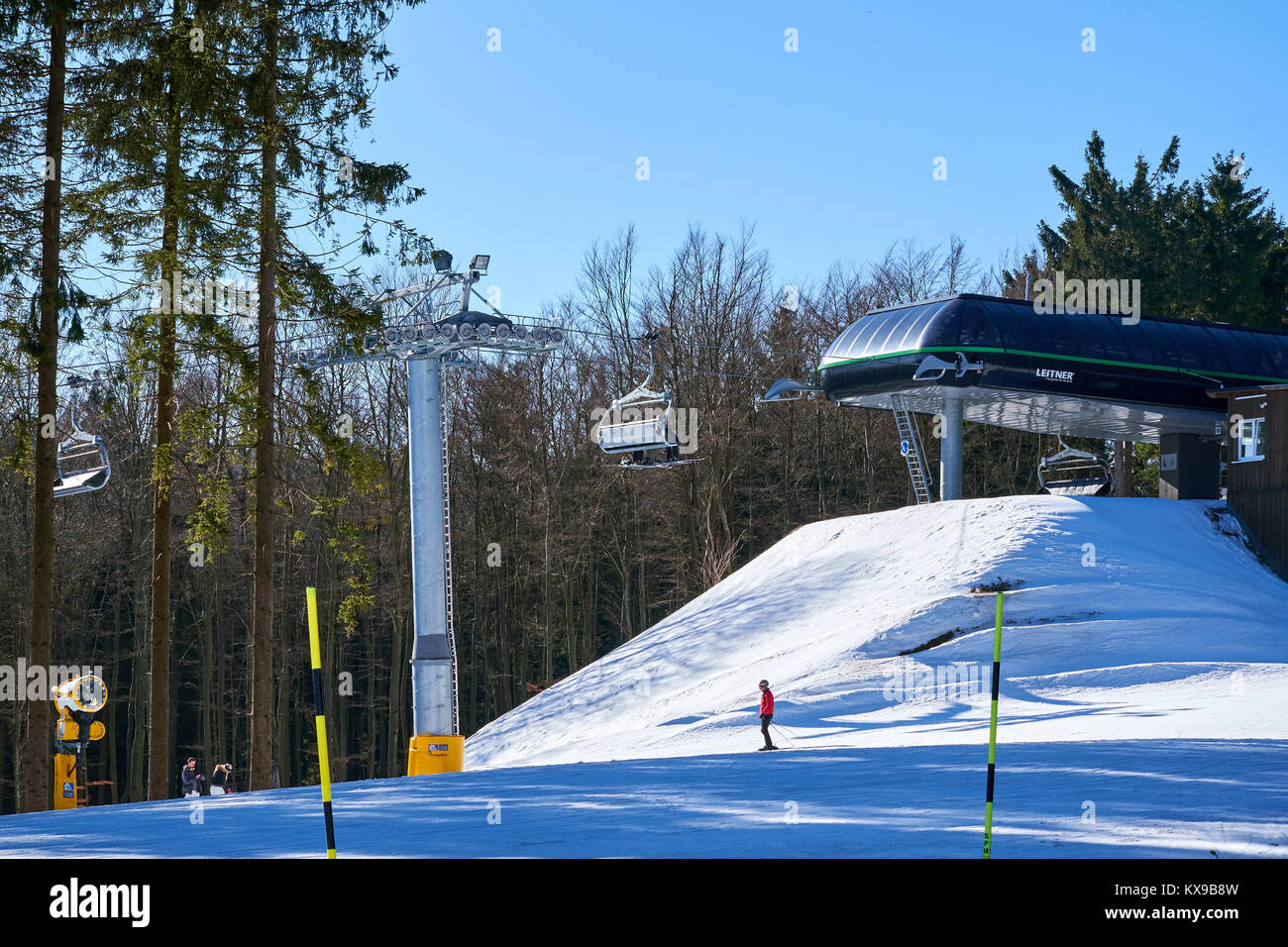 WINTERBERG, Deutschland - 15. FEBRUAR 2017: Sessellift nur eines Berges zu landen im Skikarussell Winterberg Stockfoto