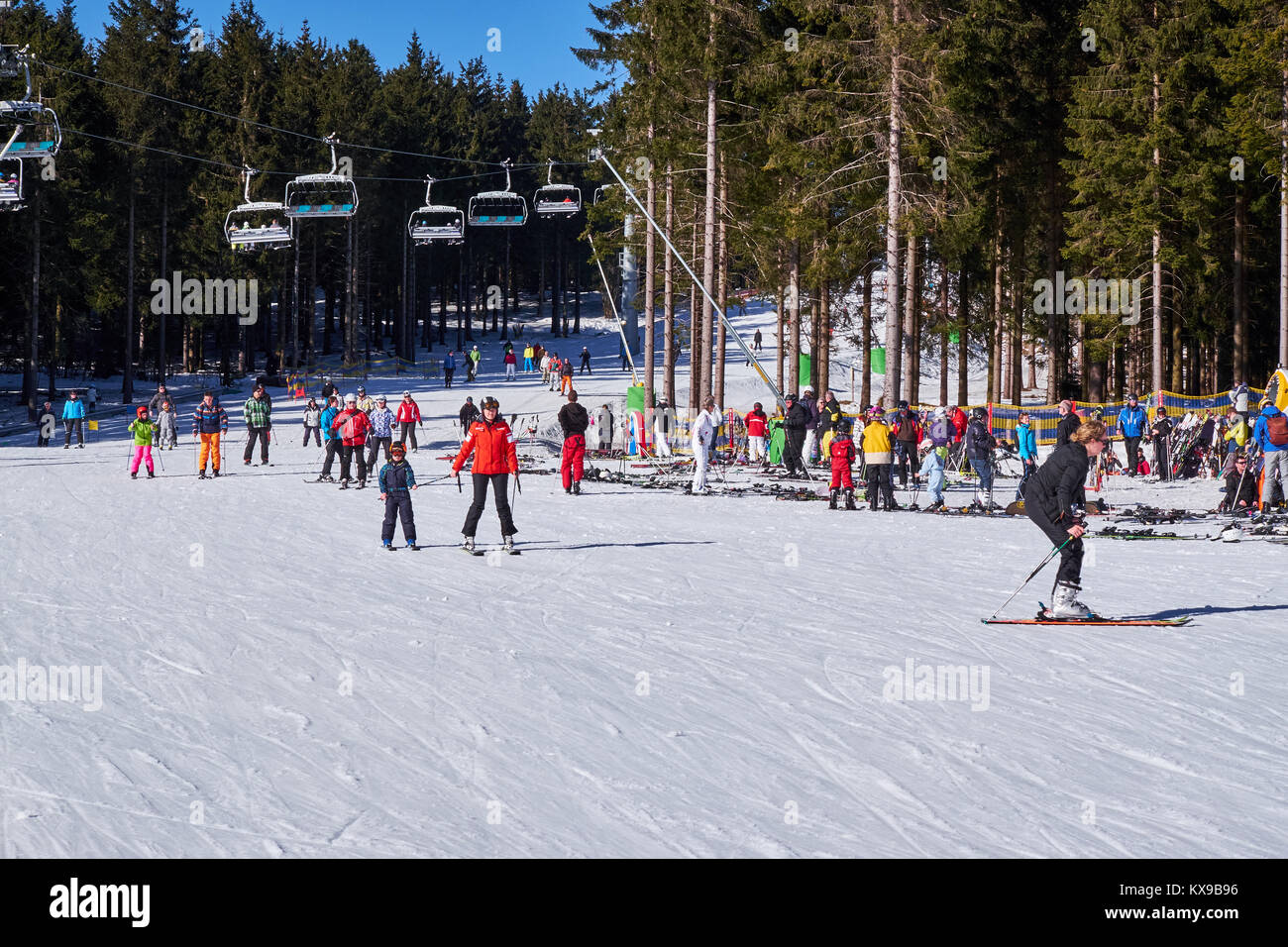 WINTERBERG, Deutschland - 15. FEBRUAR 2017: Viele Skifahrer eine Pause auf einer Piste am Skikarussell Winterberg Stockfoto