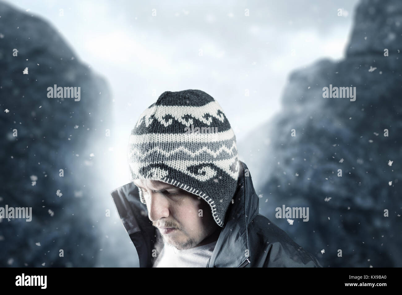 Müde Wanderer auf der Suche vor unscharfen Berglandschaft Stockfoto