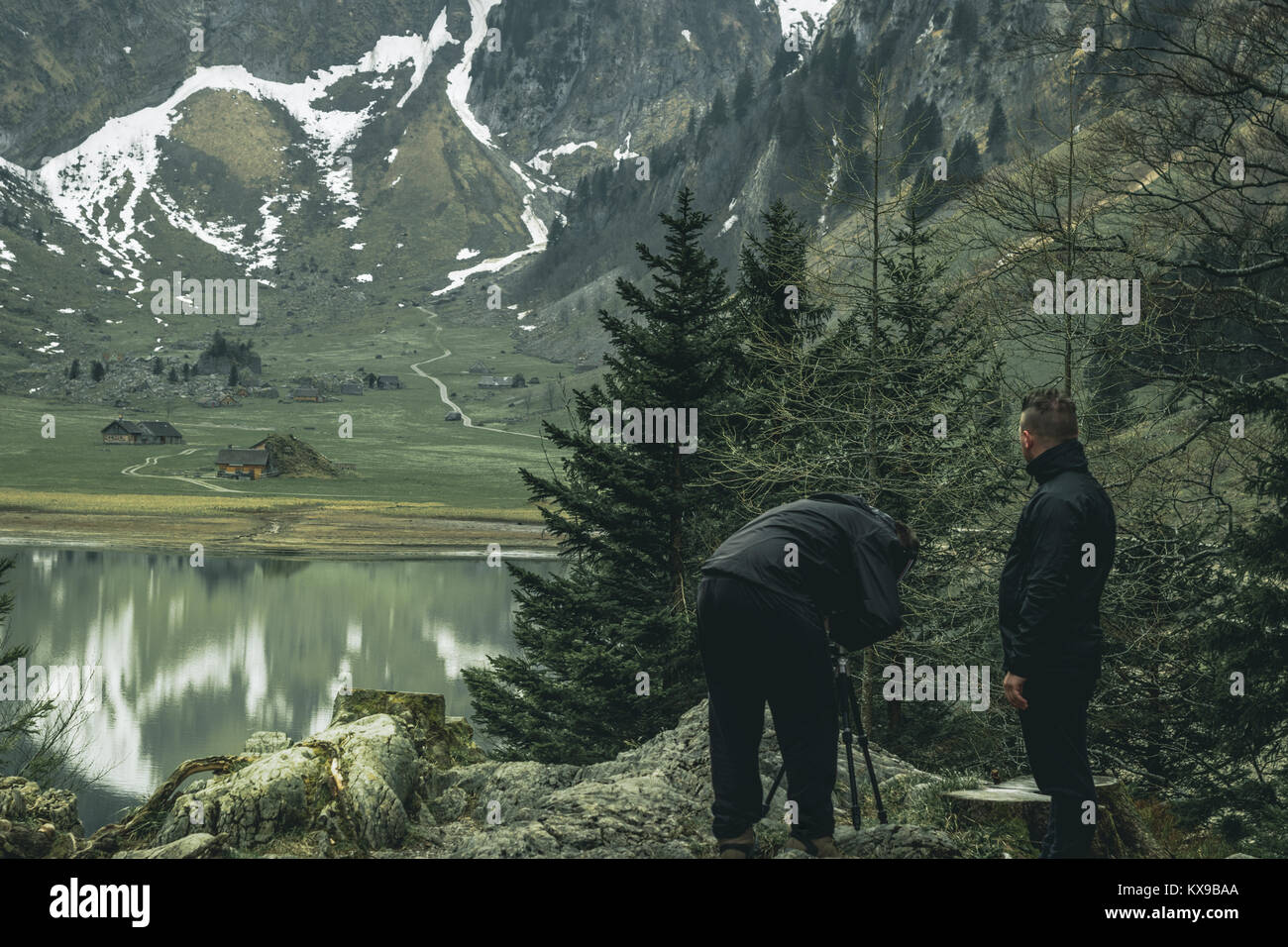 Wanderer stehen vor der schönen Bergsee der seealpsee, Appenzell Schweiz Stockfoto