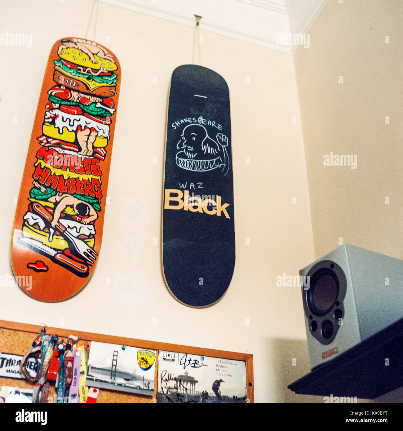 Skateboards an der Wand aufhängen Stockfotografie - Alamy