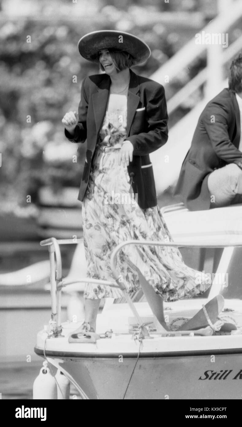 Juli 1990, Henley on Thames, Oxfordshire, England. Henley Royal Regatta Szene auf der Themse. Eine stilvolle Frau in einen Hut auf aboat am Henley Foto von Tony Henshaw Stockfoto