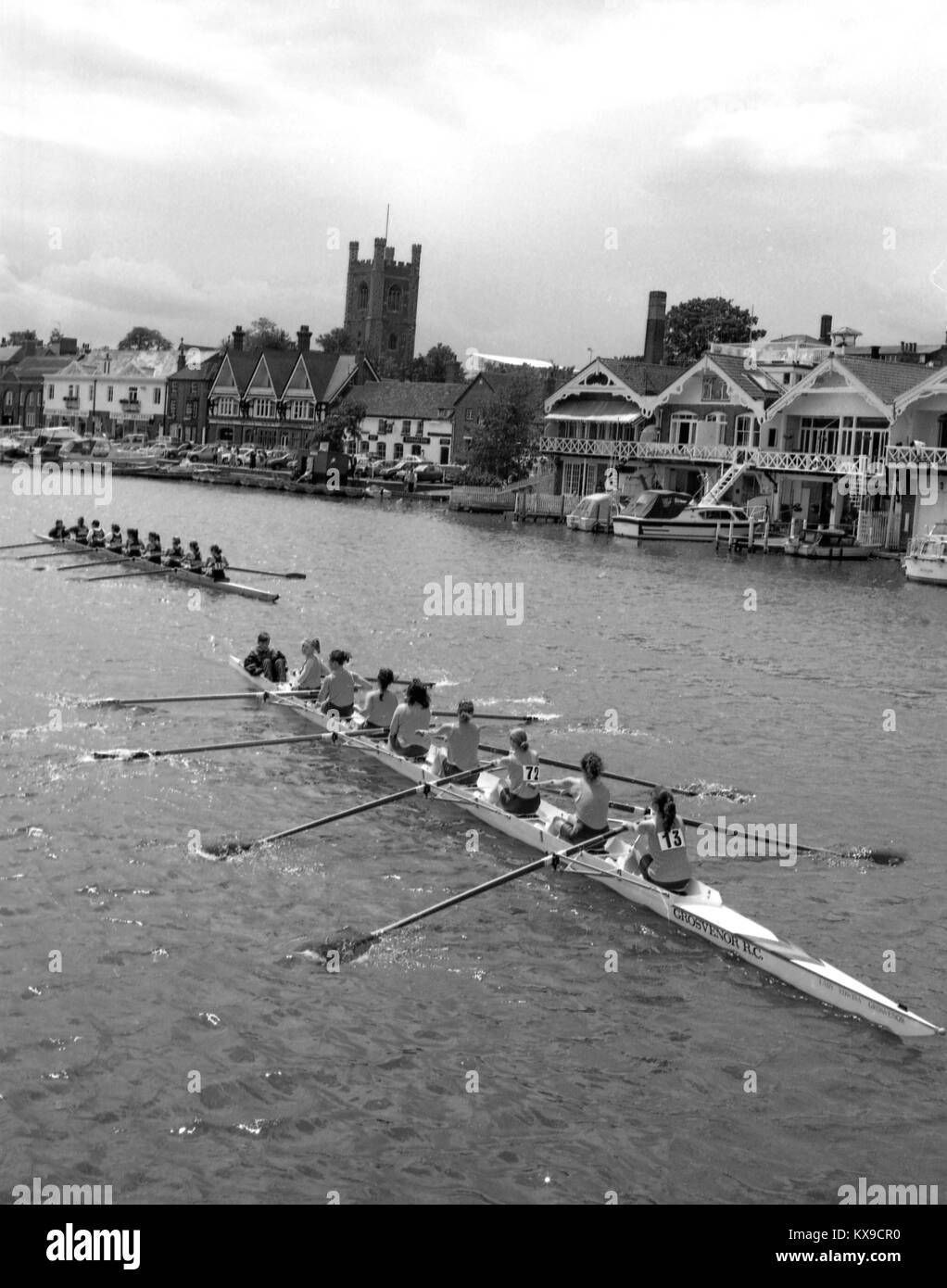 Juli 1990, Henley on Thames, Oxfordshire, England. Henley Royal Regatta Szene auf der Themse. Die Frauen 8 in die Wasser Foto von Tony Henshaw Stockfoto