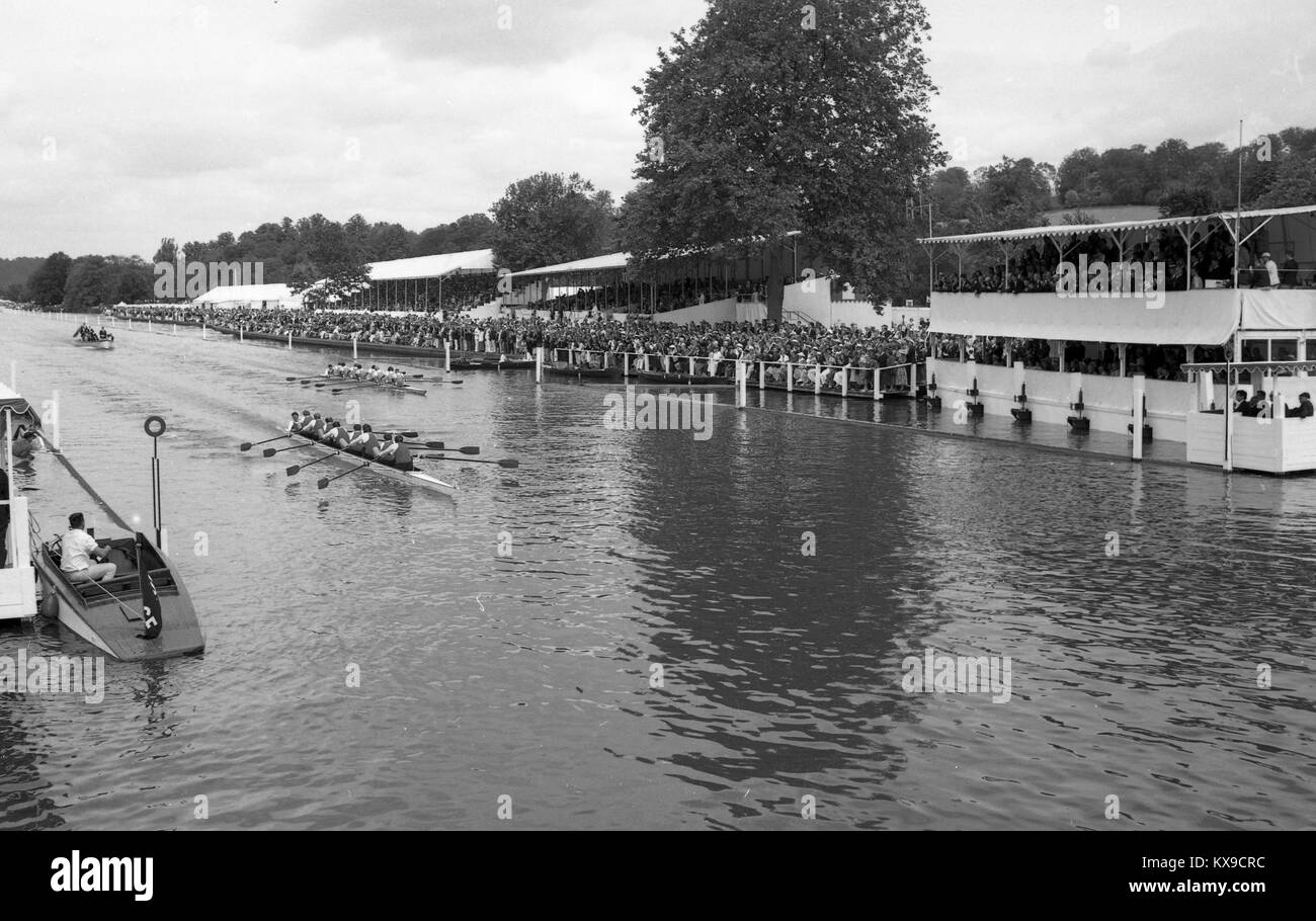 Juli 1990, Henley on Thames, Oxfordshire, England. Henley Royal Regatta Szene auf der Themse. Foto von Tony Henshaw Stockfoto