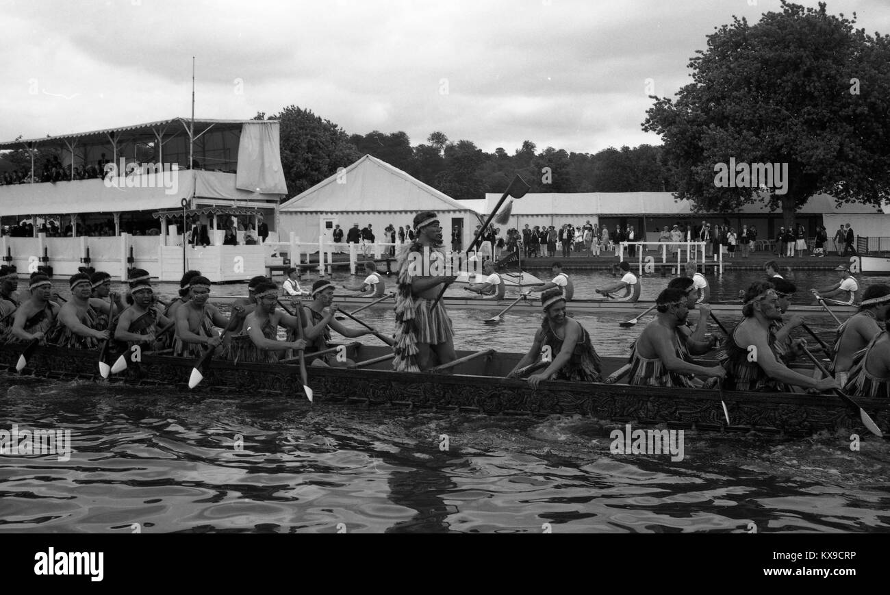 Juli 1990, Henley on Thames, Oxfordshire, England. Henley Royal Regatta Szene auf der Themse. Neuseeland Maoris zeigen Ihre paddeln können. Foto von Tony Henshaw Stockfoto