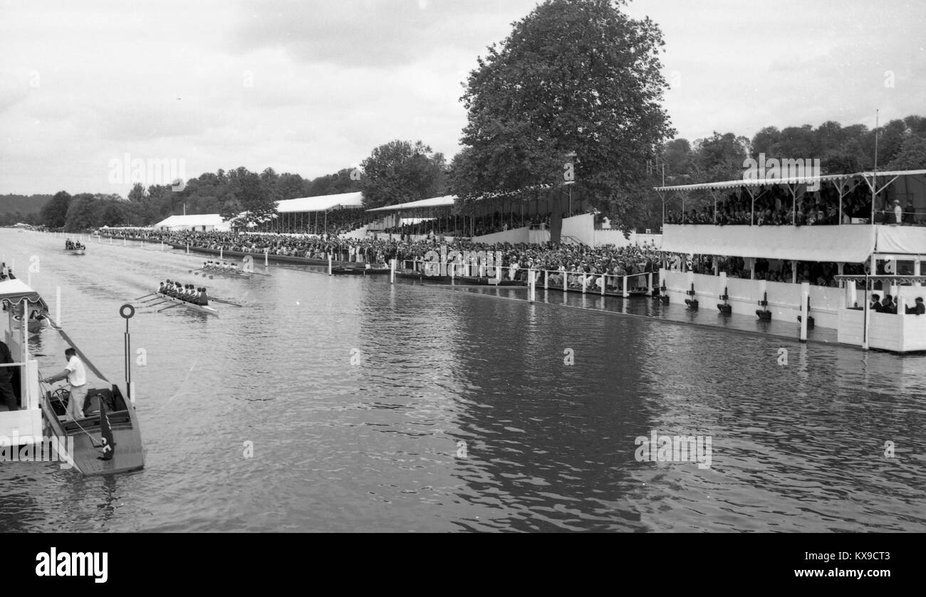 Juli 1990, Henley on Thames, Oxfordshire, England. Henley Royal Regatta Szene auf der Themse. Allgemeine Szene des Rennens Kurs Foto von Tony Henshaw Stockfoto