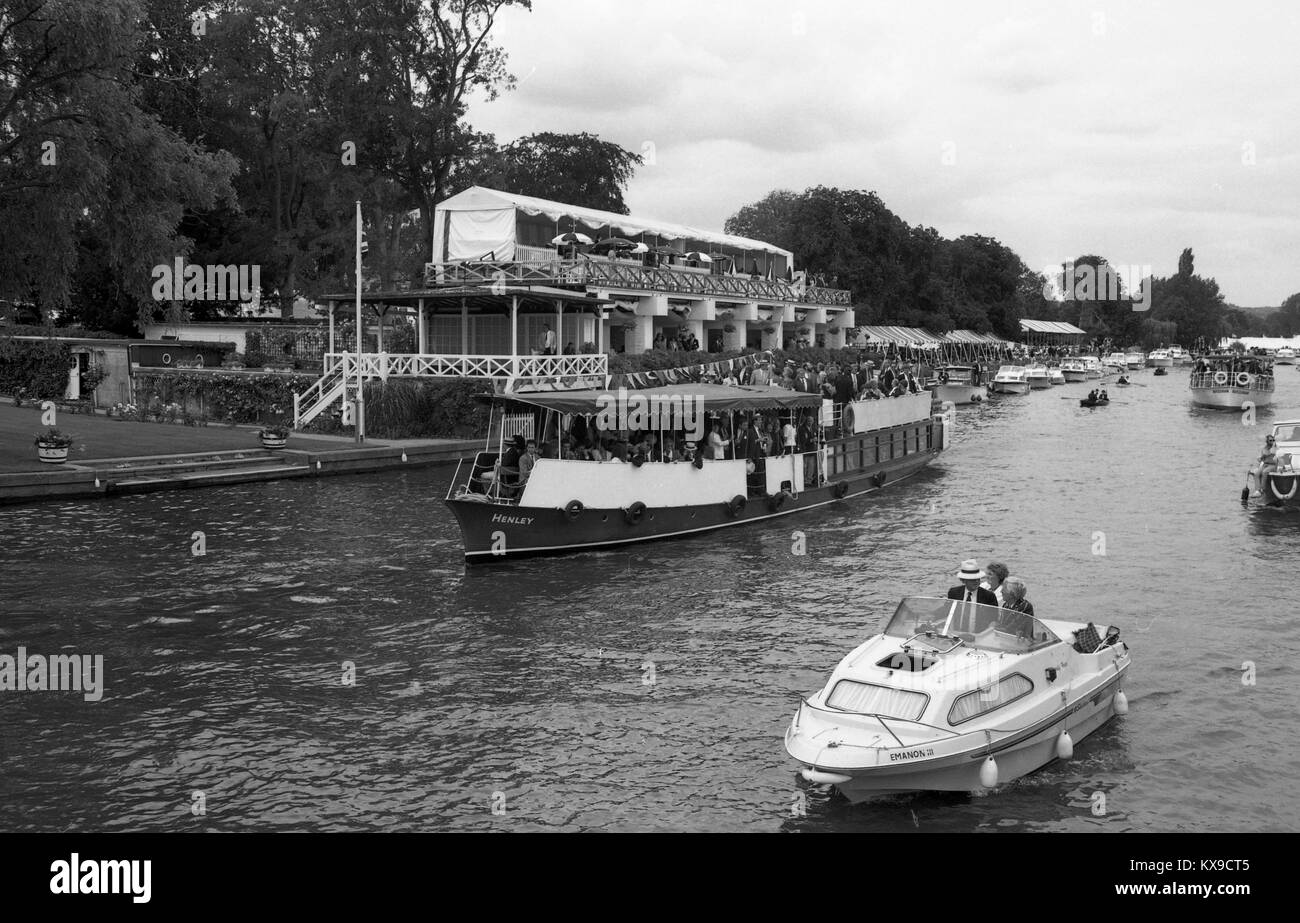 Juli 1990, Henley on Thames, Oxfordshire, England. Henley Royal Regatta Szene auf der Themse. Boote Zuschauer "Foto von Tony Henshaw Stockfoto