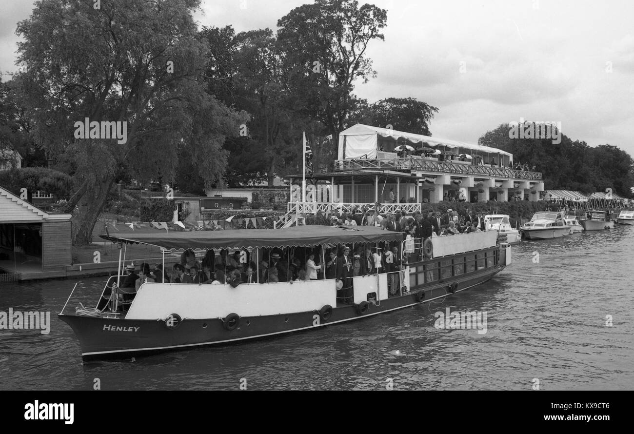 Juli 1990, Henley on Thames, Oxfordshire, England. Henley Royal Regatta Szene auf der Themse. Ein Zuschauer' Boot Foto von Tony Henshaw Stockfoto