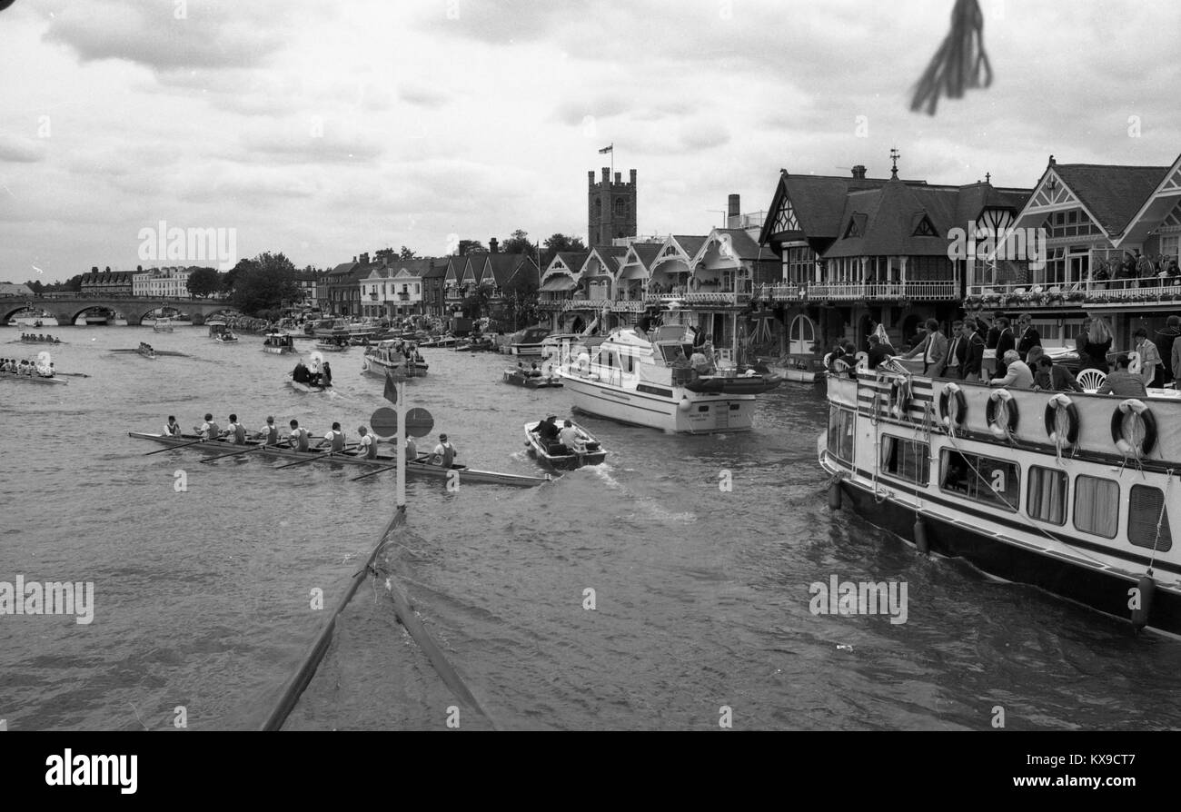 Juli 1990, Henley on Thames, Oxfordshire, England. Henley Royal Regatta Szene auf der Themse. Die Szene am Henley mit Staus in der Nähe des Start Foto von Tony Henshaw Stockfoto