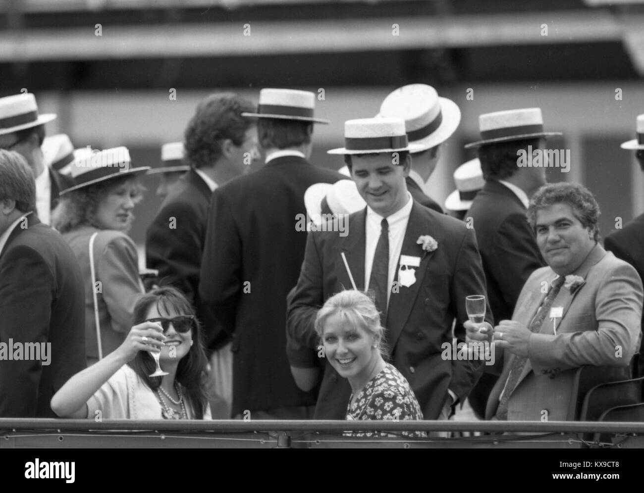 Juli 1990, Henley on Thames, Oxfordshire, England. Henley Royal Regatta Szene auf der Themse. "Prost!" Zuschauer genießen das Ambiente Foto von Tony Henshaw Stockfoto