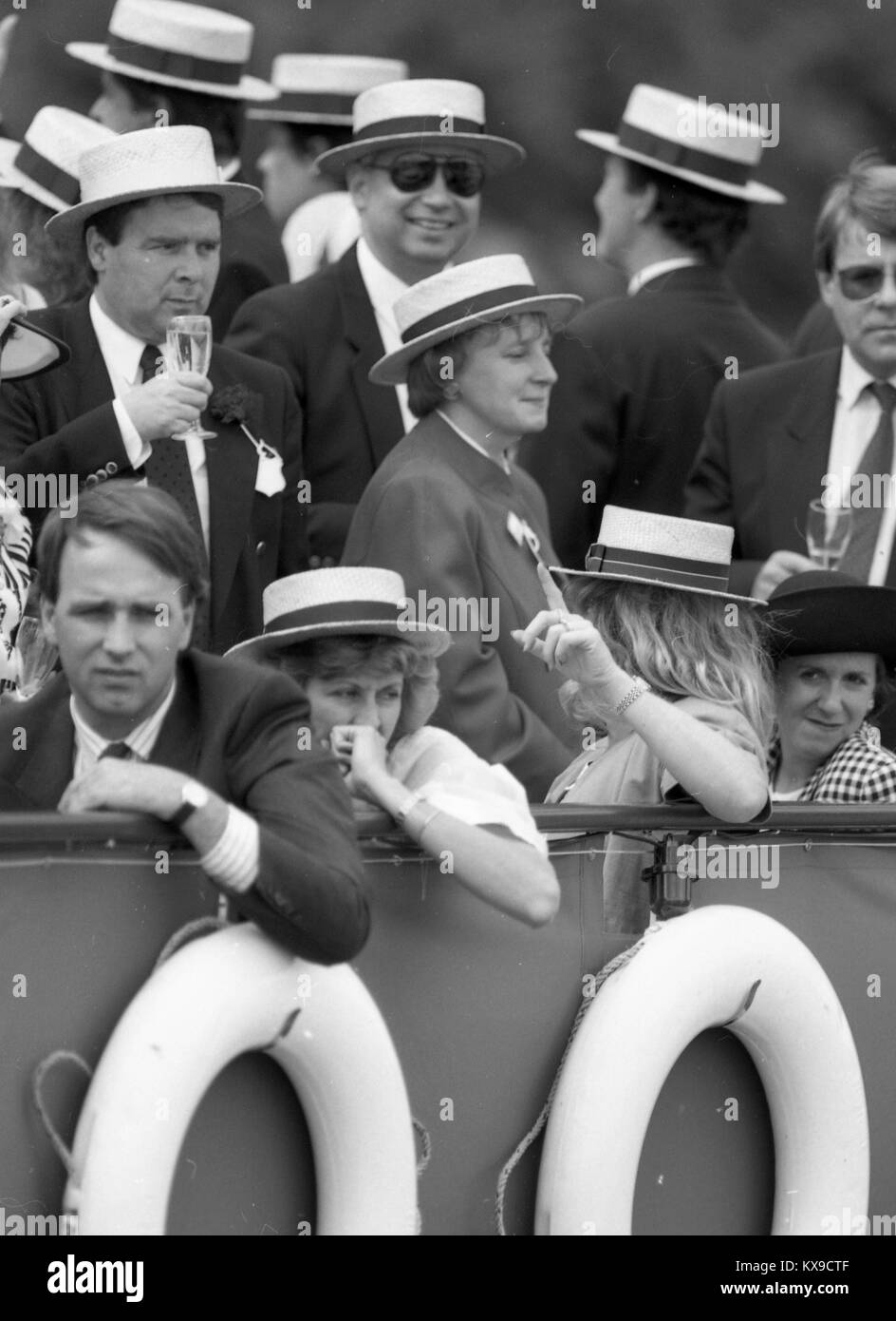 Juli 1990, Henley on Thames, Oxfordshire, England. Henley Royal Regatta Szene auf der Themse. Zuschauer in kreissägen Foto von Tony Henshaw Stockfoto