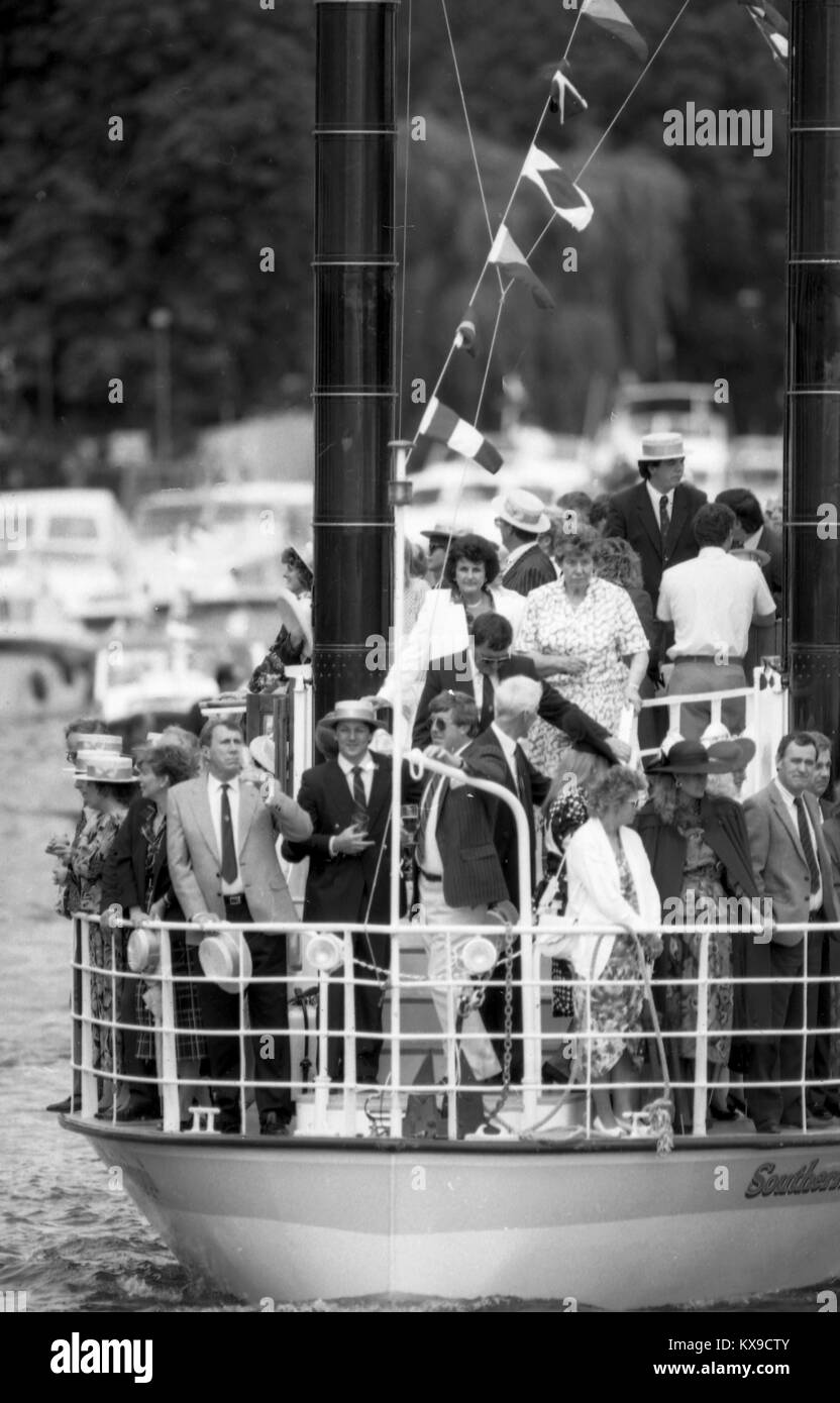 Juli 1990, Henley on Thames, Oxfordshire, England. Henley Royal Regatta Szene auf der Themse. Zuschauer Dampfschiff Foto von Tony Henshaw Stockfoto
