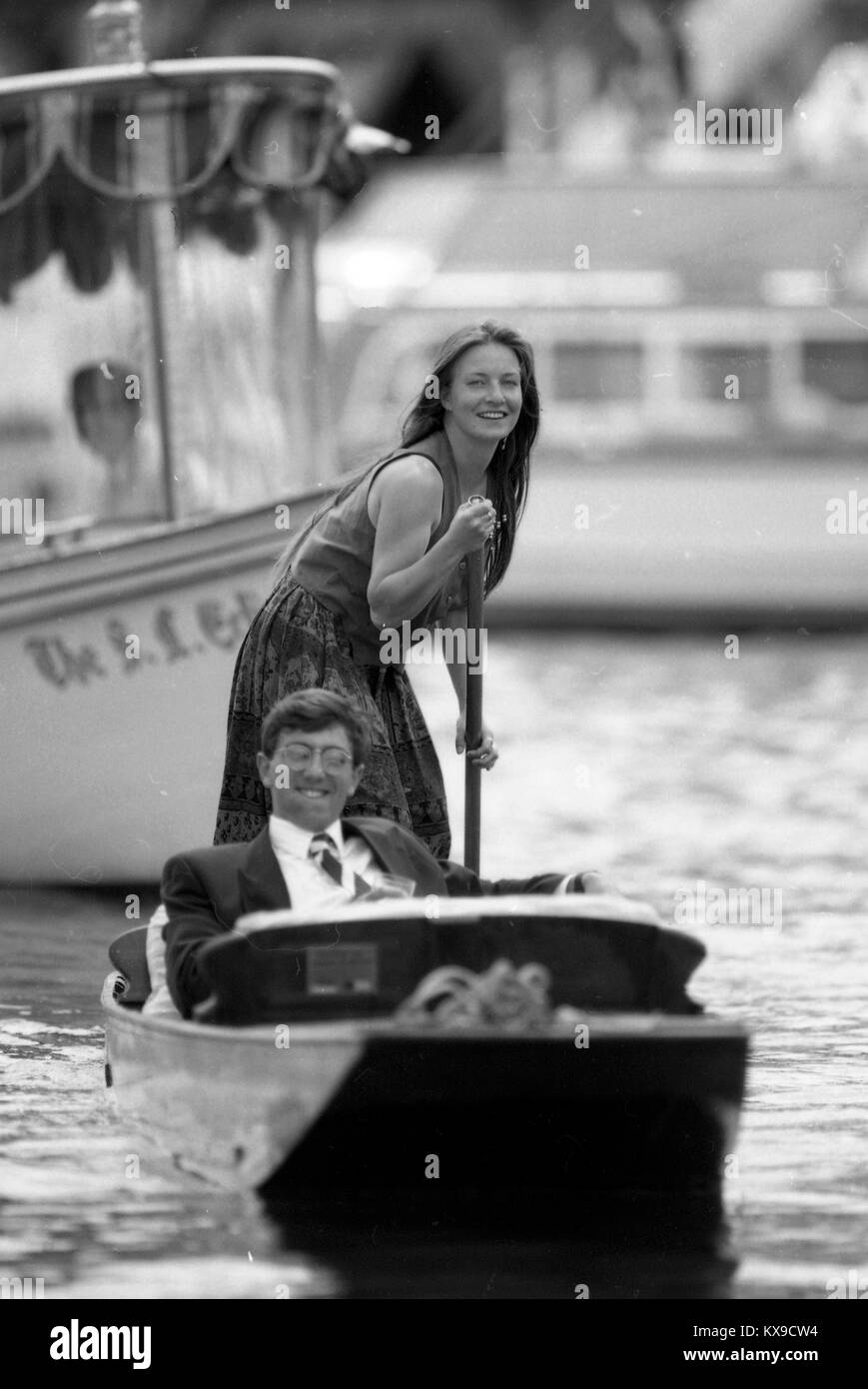 Juli 1990, Henley on Thames, Oxfordshire, England. Henley Royal Regatta Szene auf der Themse. Eine Frau stochern am Henley Foto von Tony Henshaw Stockfoto