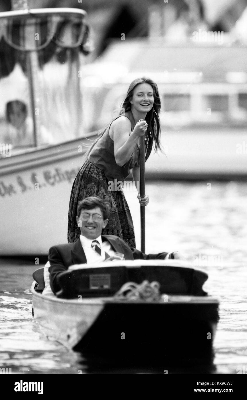 Juli 1990, Henley on Thames, Oxfordshire, England. Henley Royal Regatta Szene auf der Themse. Eine attraktive Frau stochern am Henley Foto von Tony Henshaw Stockfoto