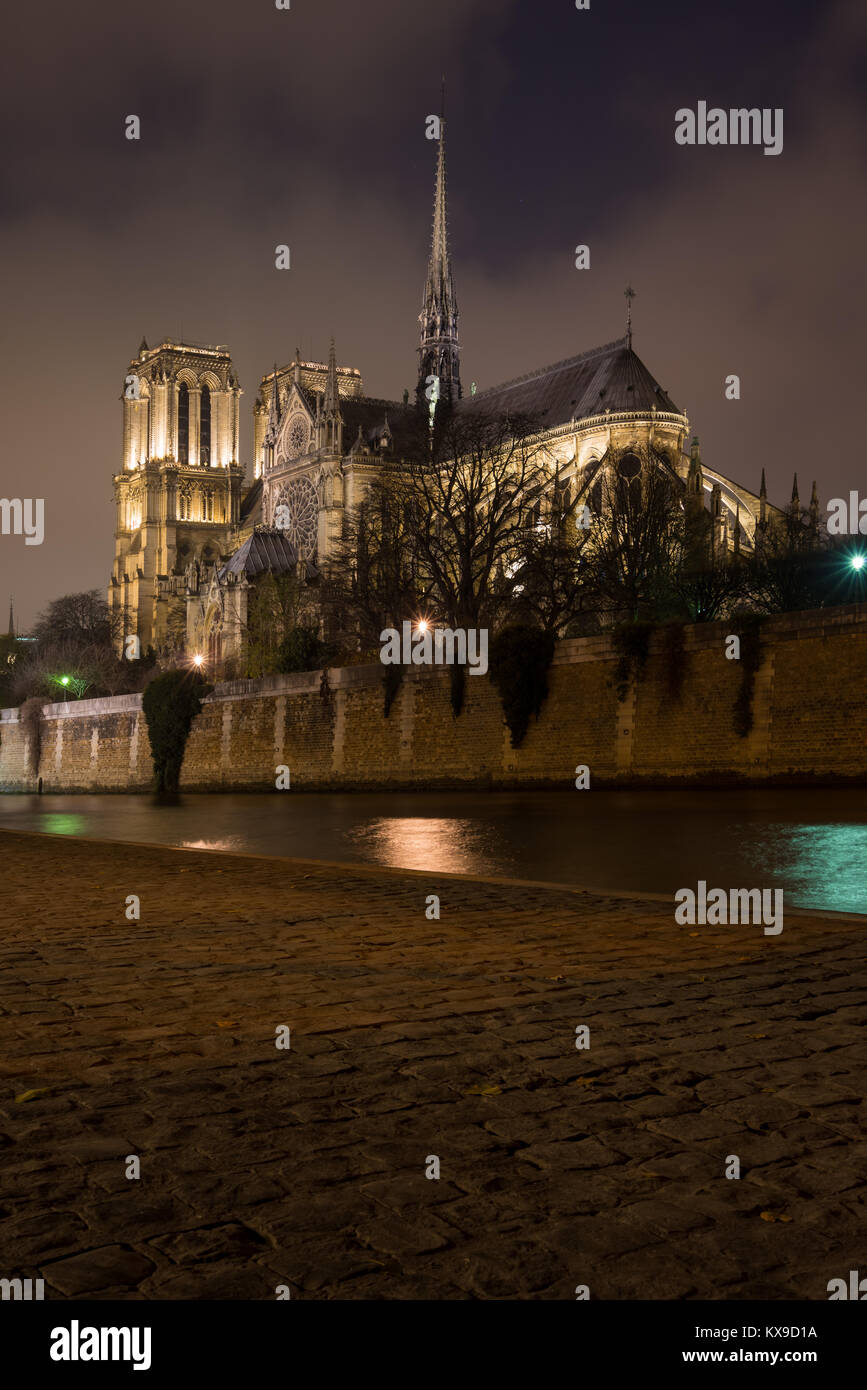 Die Kathedrale Notre Dame de Paris bei Nacht. Ile de la Cite (Place Jean-Paul II) 4. Arrondissement Paris Frankreich Stockfoto