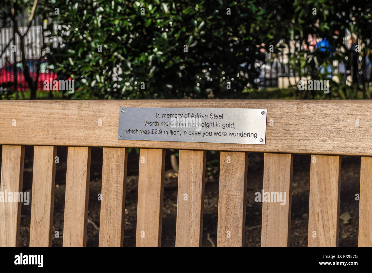 Holzbank Gedenken an Adrian Stahl, Rechtsanwalt, Lincoln's Inn Fields, Holborn, London, England Stockfoto