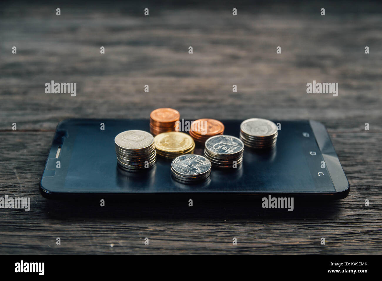 Thai Baht Münzen und Geld auf Smart Phone, fintech Stockfoto
