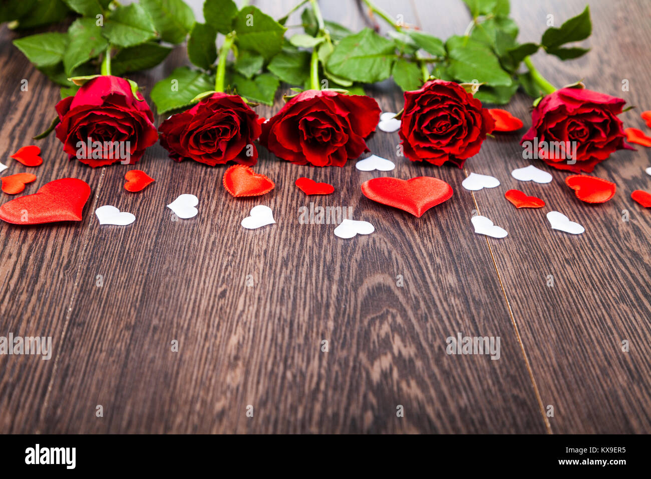 Rote Rosen Und Herzen Auf Einem Holzernen Hintergrund Grusskarte Mit Valentinstag Geburtstag Oder Hochzeit Stockfotografie Alamy