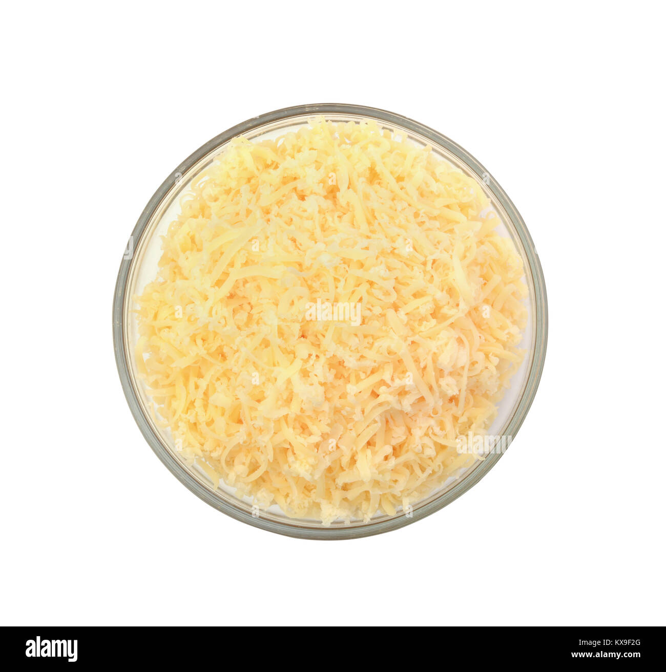 Geriebenen Käse in eine Glasschüssel Draufsicht isoliert auf weißem Stockfoto