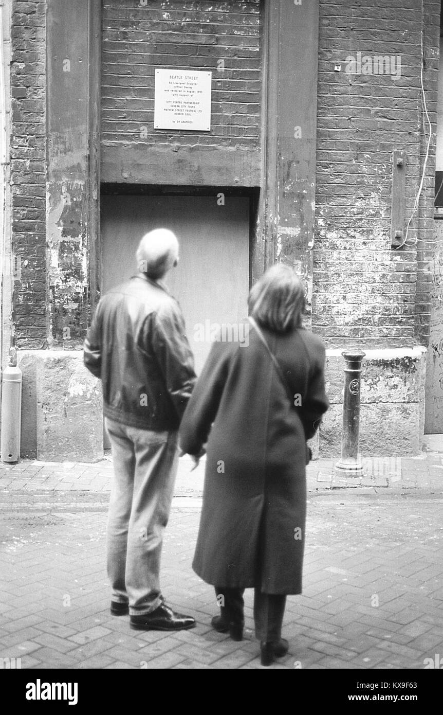 Zwei Touristen in der Mathew Street, Liverpool, ab Februar 1996 Stockfoto