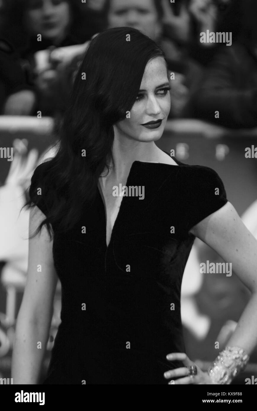 London, UK, 09.05.2012: Eva Green (Bild digital geändert werden monochrom) besucht die dunklen Schatten - UK Film Premiere auf der das Empire, Leicester Square. Stockfoto