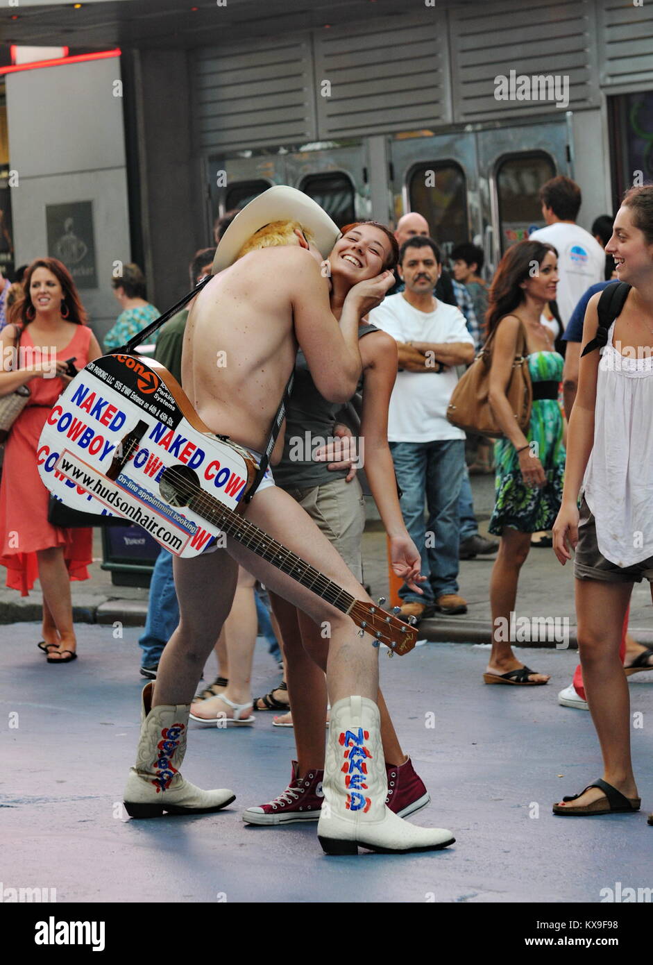 Straßenmusiker interpret Küssen eines jungen Teenager Frau Stockfoto