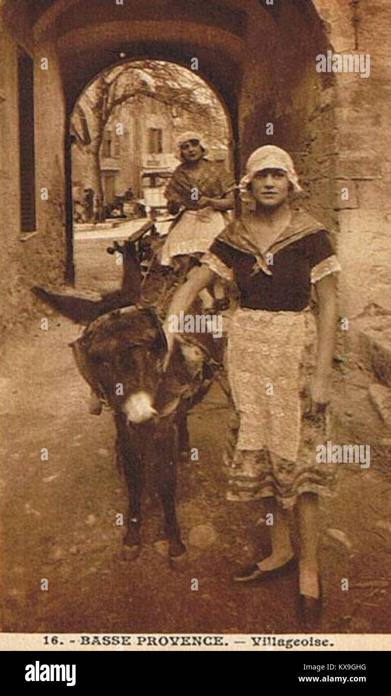 Dieses Bild zeigt Dorfbewohner aus Var, Frankreich, mit ihren Eseln in der Provence und veranschaulicht das traditionelle ländliche Leben und die Tierhaltung in der Region. Stockfoto