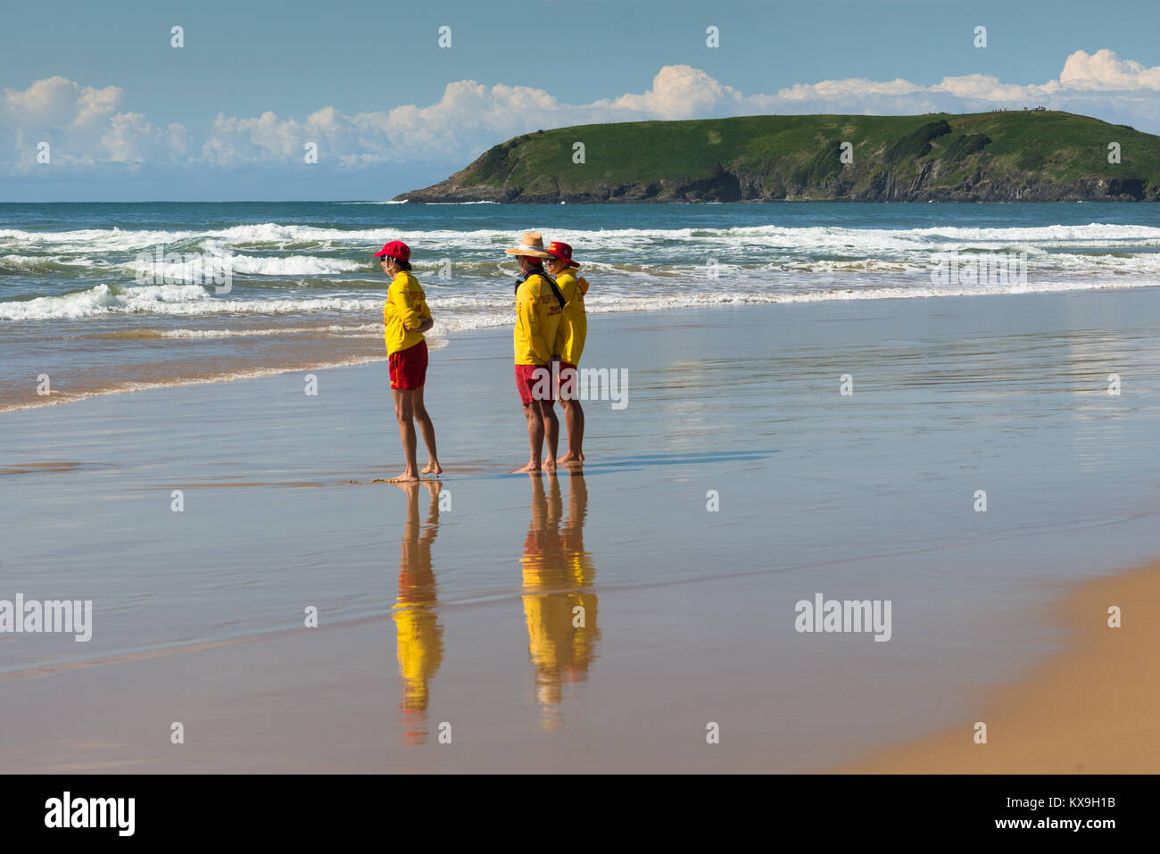 Drei Rettungsschwimmer auf Coffs Harbour Park Beach mit Muttonbird Island im Blick. NSW. Australien. Stockfoto