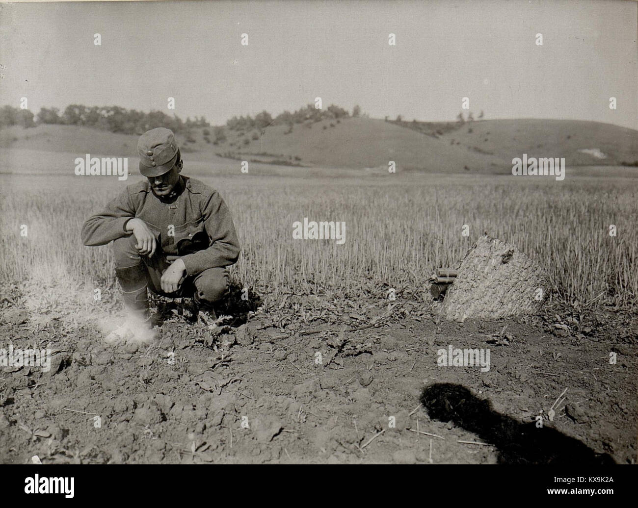 Dieses Foto zeigt eine 8-cm-Granate mit brennender Sicherung, die den Sprengkörper, sein Design und Sicherheitsaspekte in Kriegskontexten hervorhebt. Stockfoto