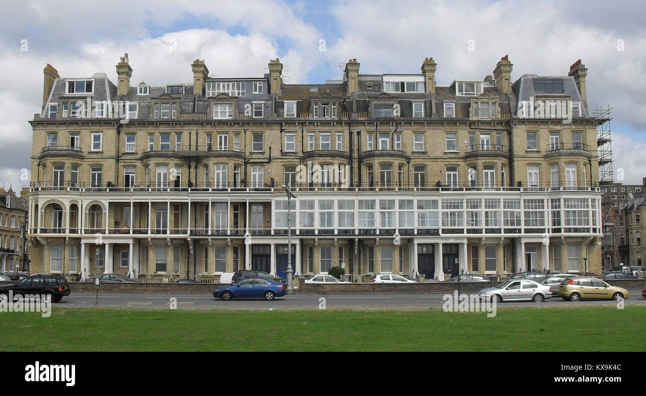 Foto von 8–14 King's Gardens in Hove, England, aufgenommen im August 2010. Das Gebäude spiegelt das architektonische Design seiner Zeit wider und ist unter NHLE Code 1187568 gelistet. Stockfoto