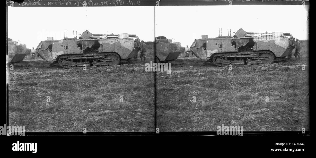 Dieses Foto zeigt Panzer in Nanteuil la Fosse am 9. November 1917 und zeigt die frühe Panzerkriegsführung, den militärischen Einsatz und die Kampffeldtechnologie des Ersten Weltkriegs. Stockfoto