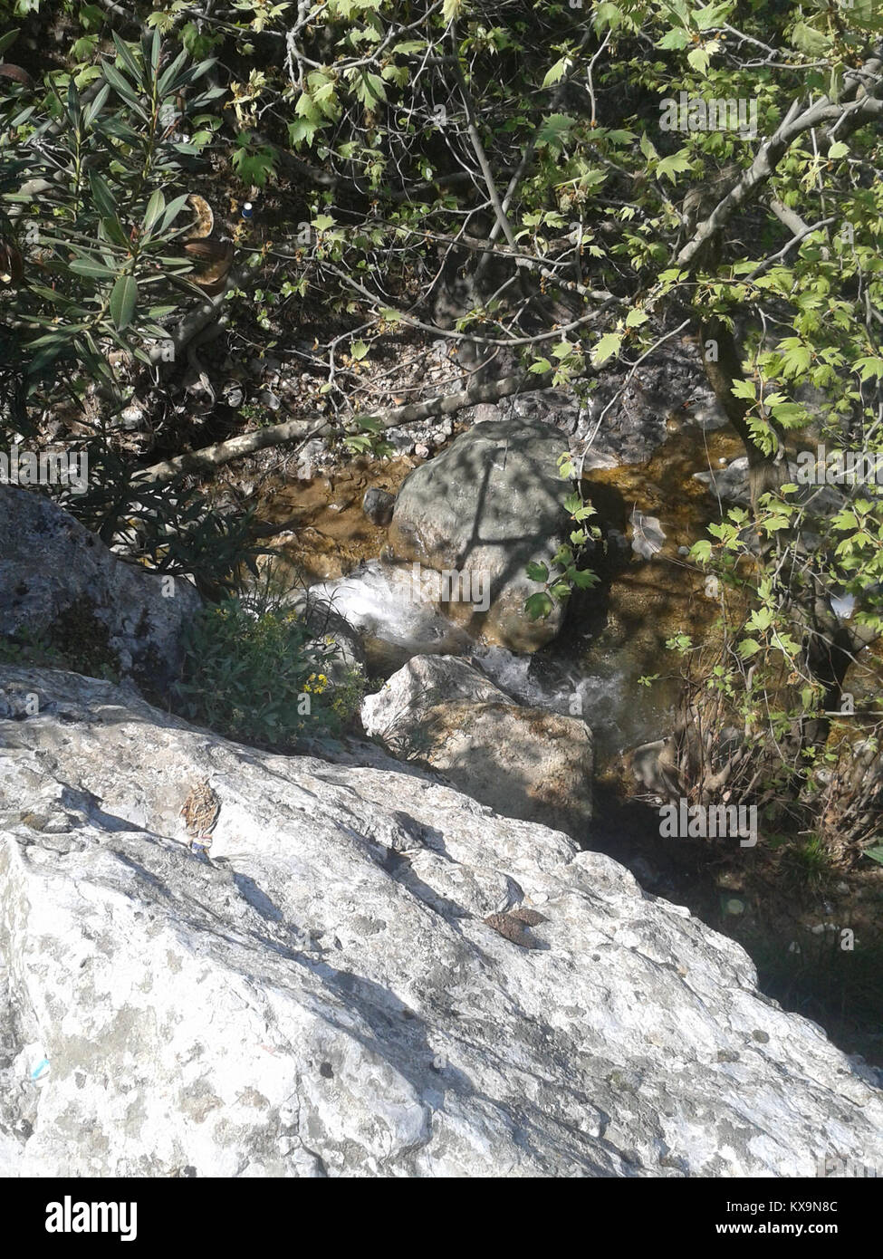 Ağlayan Kaya, auch bekannt als der weinende Stein, ist eine natürliche Felsformation in der Türkei. Der Stein wird mit lokalen Legenden assoziiert und hat in der Region kulturelle Bedeutung. Stockfoto