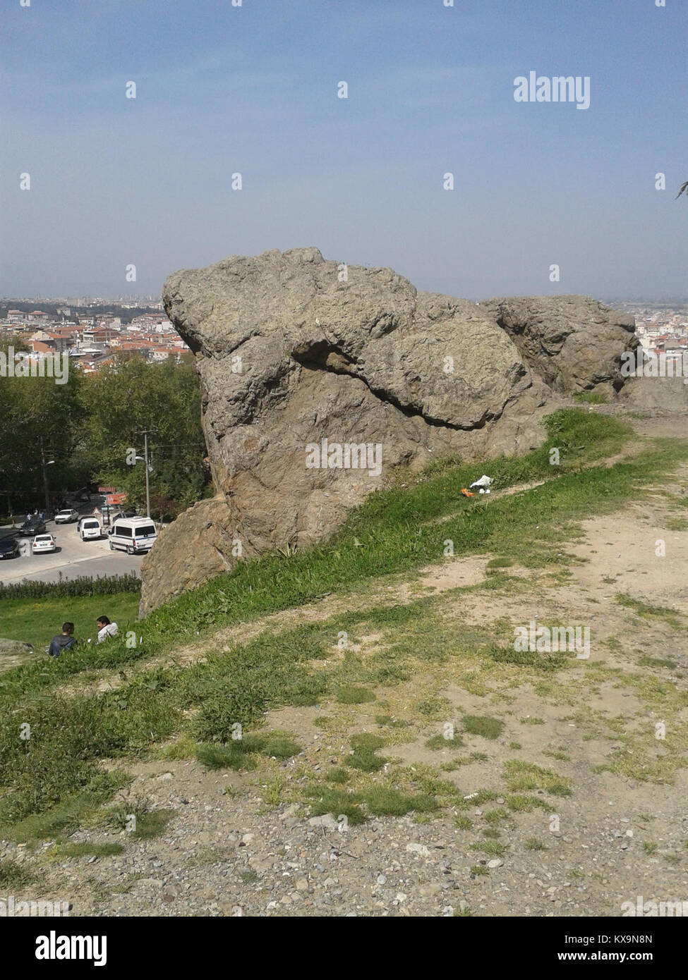 Ağlayan Kaya, in der Türkei gelegen, ist eine bemerkenswerte natürliche Formation, die für ihr markantes Aussehen bekannt ist. Der Name „Ağlayan Kaya“ bedeutet „weinender Felsen“ und wird oft mit lokalen Legenden oder Folklore in Verbindung gebracht. Sie ist ein Beispiel für die einzigartigen geologischen Formationen des Landes. Stockfoto