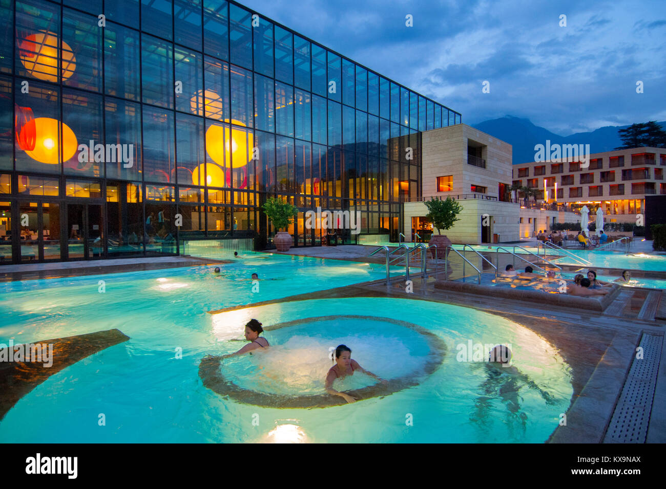 Italien Sudtirol Meran Therme Meran Aussenbecken Stockfotografie Alamy