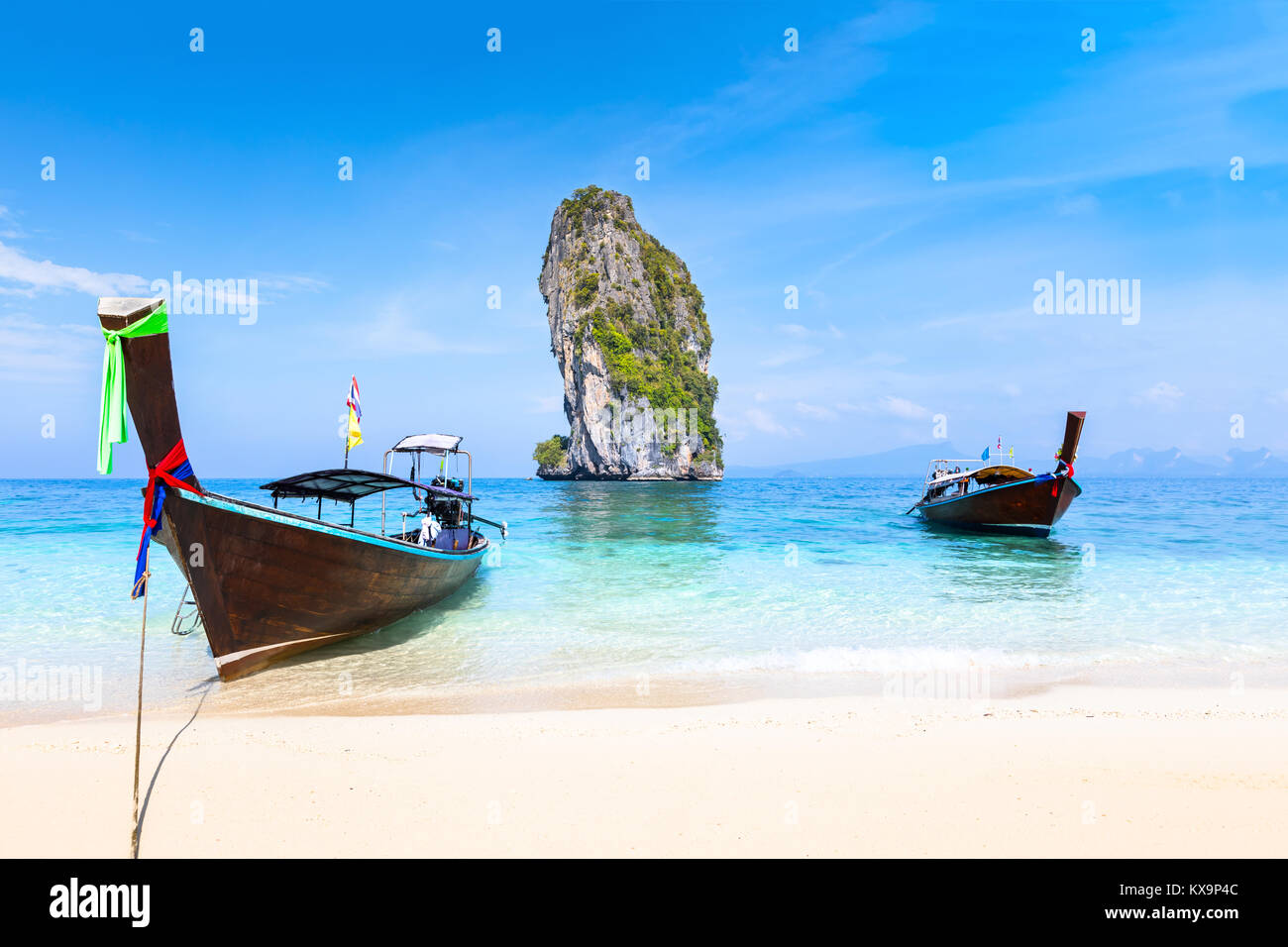 Unberührter Strand mit traditionellen thailändischen Longtail Boote auf türkis transparent Andaman Meer Wasser auf Poda Island in der Nähe von Krabi, Koh Phiphi und Phuket, Thail Stockfoto