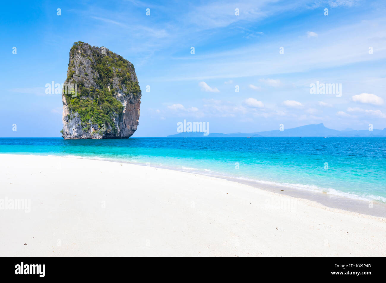 Perfekte Strand Reiseziel mit unberührten, weißen Sand, transparente türkise Meer Wasser und blauer Himmel, Poda Island in der Nähe von Krabi, Koh Phi Phi und Phuke Stockfoto