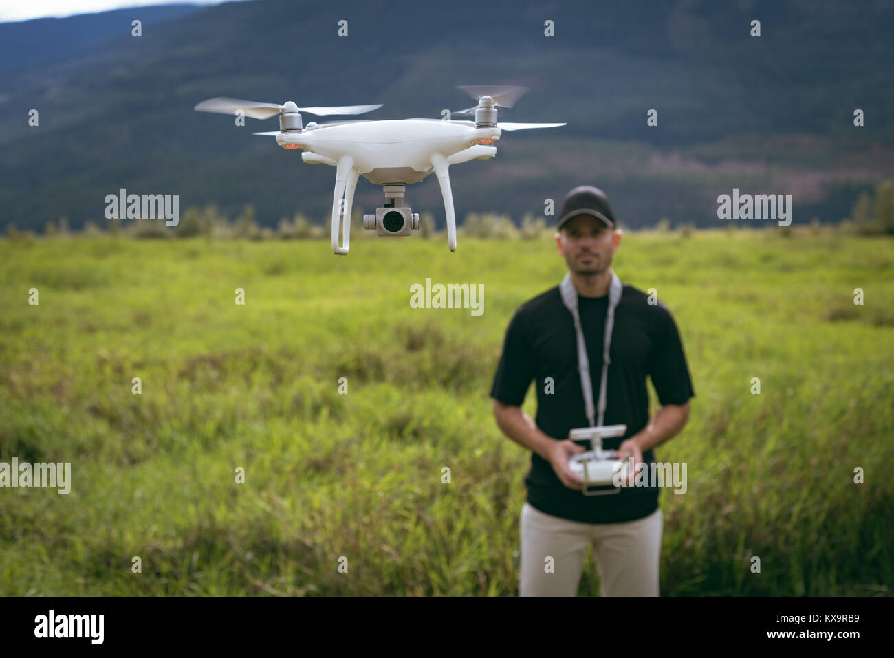 Drone vor der Mann mit der Fernbedienung in der Hand Stockfoto