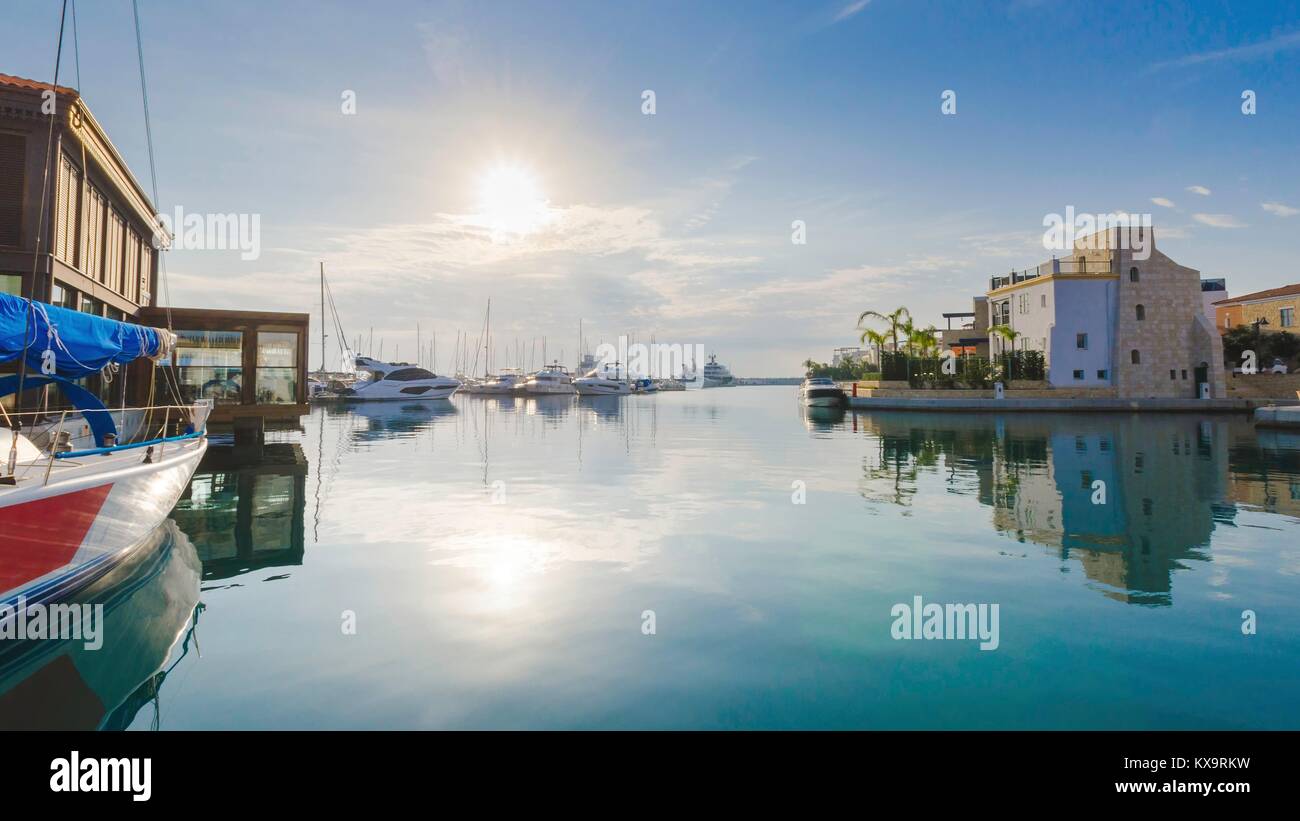 Schöne Marina in Limassol Stadt Zypern. Moderne, New port mit angedockten Yachten, Restaurants, Geschäfte, ein Wahrzeichen. Blick auf das Wohngebiet bei Sonnenaufgang, Stockfoto