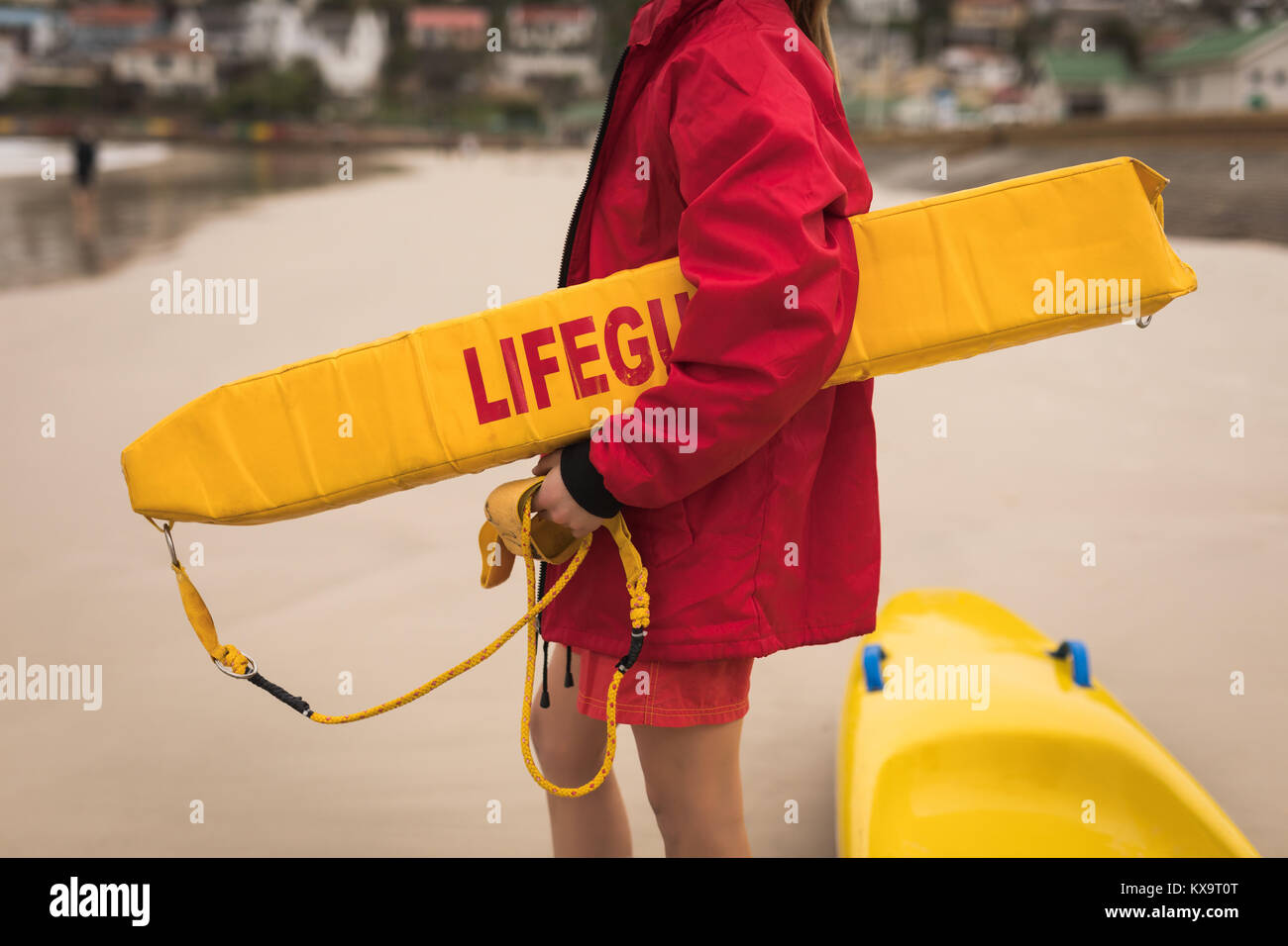 Weibliche Rettungsschwimmer Schwimmer im Arm halten Stockfoto
