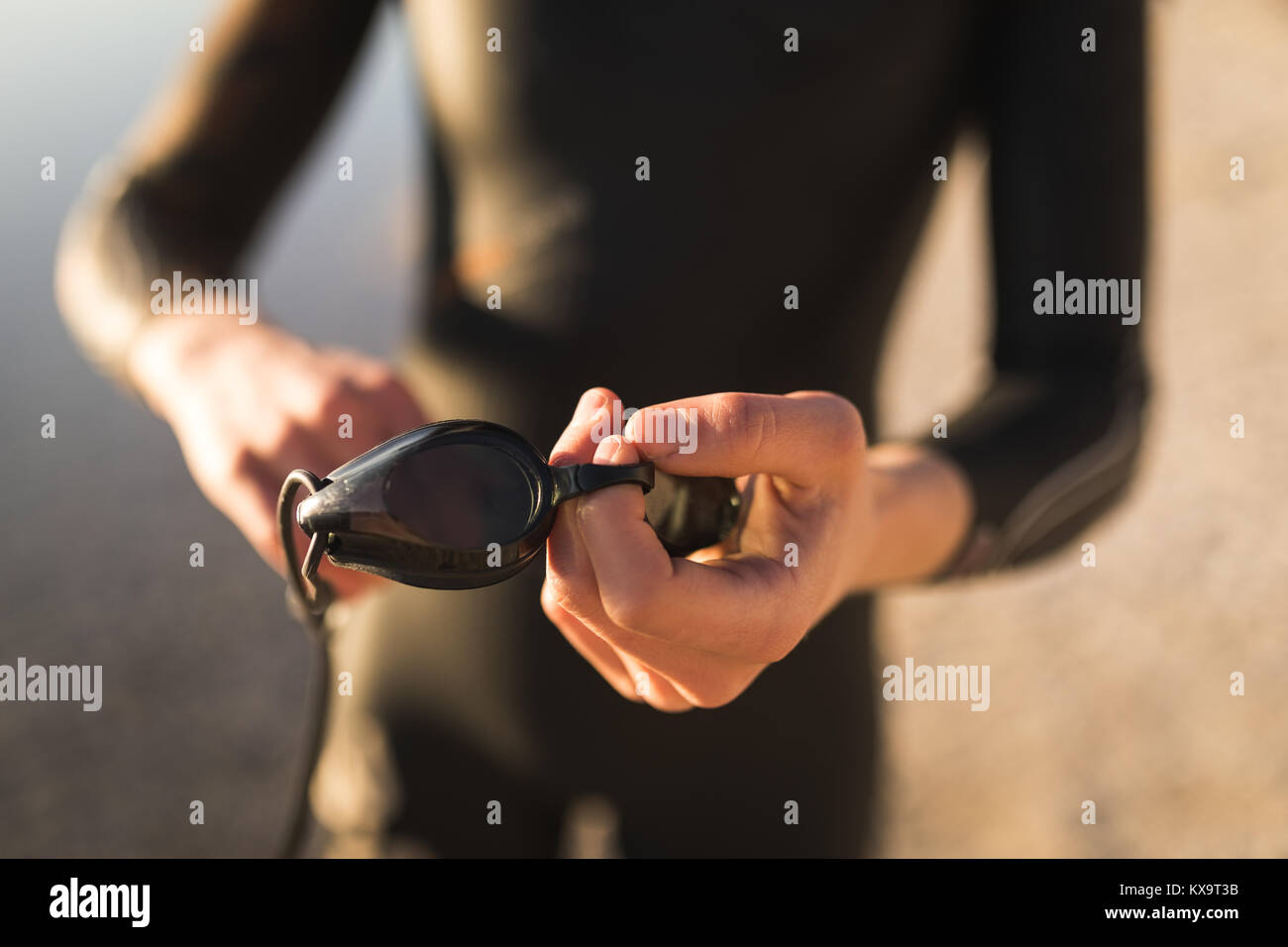 Frau mit Brille schwimmen in Ihrer Hand Stockfoto