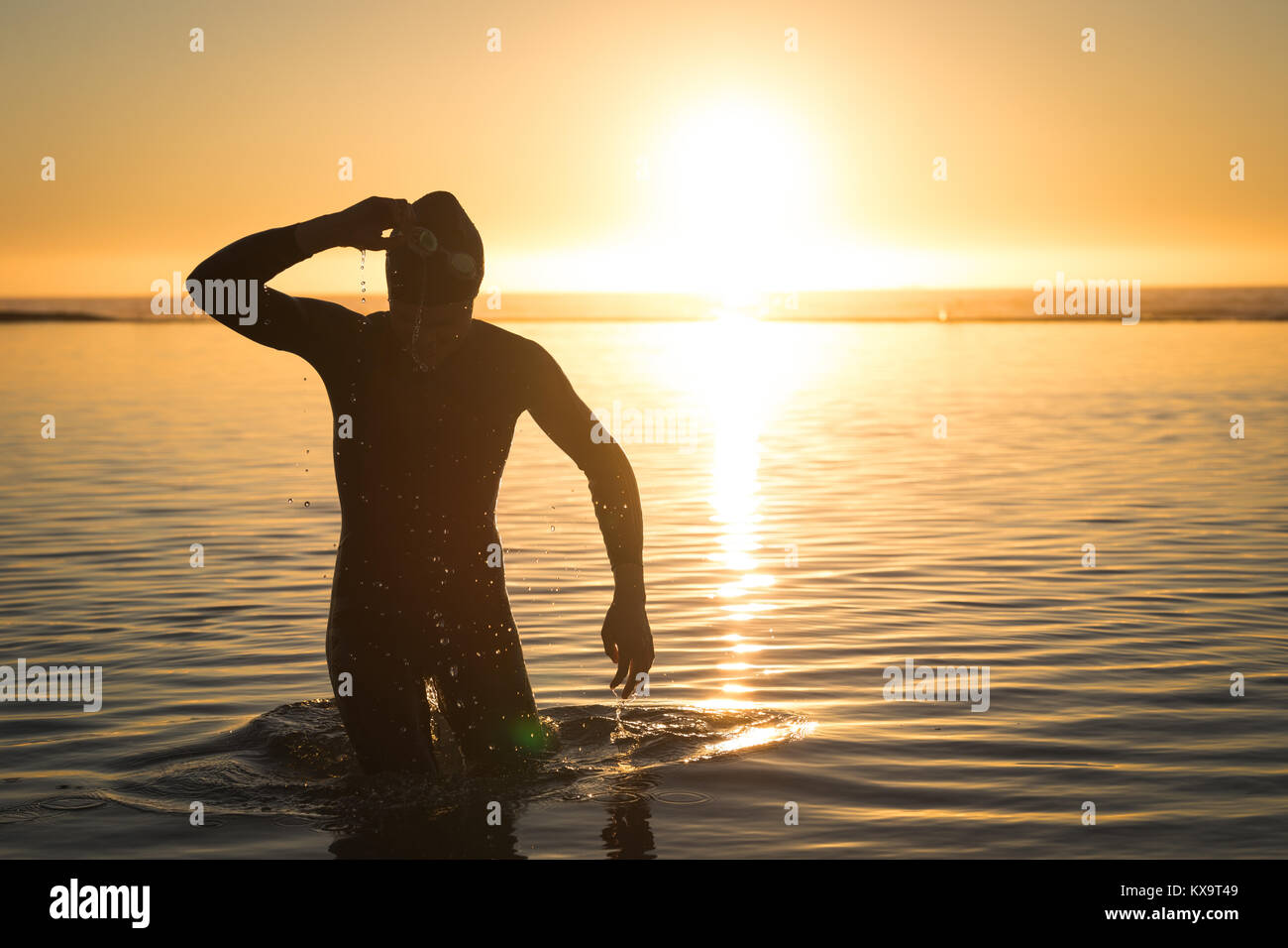 Frau zu Fuß aus dem Meer Stockfoto