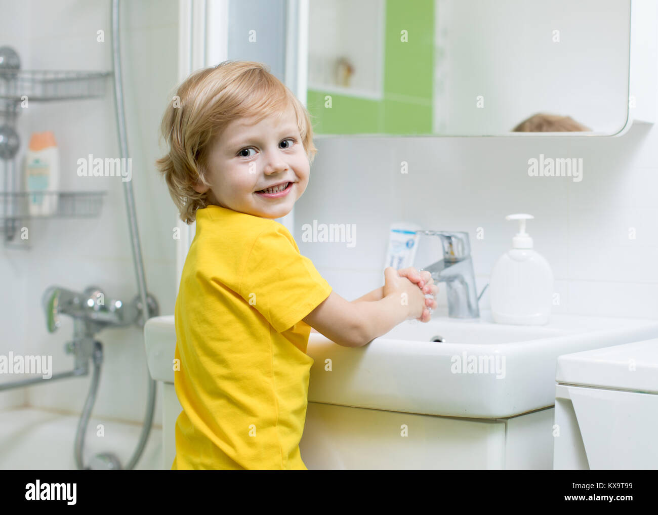 Kind Junge Hände waschen im Bad Stockfoto