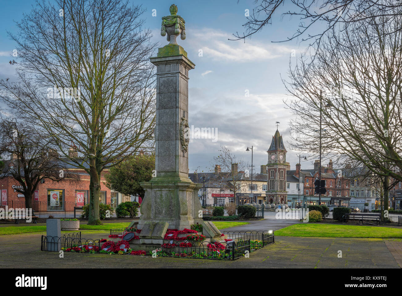 Newmarket Suffolk England, Aussicht vom War Memorial Garten in Richtung Queen Victoria Jubilee Clock Tower im Zentrum der Stadt, Großbritannien Stockfoto