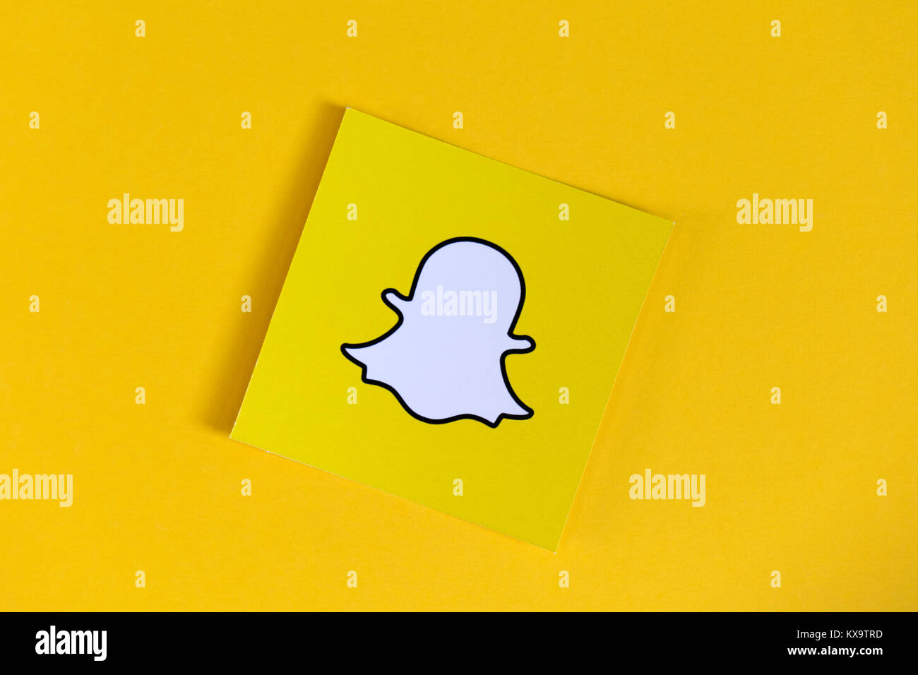 OXFORD, Großbritannien - 5. DEZEMBER 2016: Snapchat Logos auf Papier gedruckt. Snapchat ist eine beliebte Anwendung für soziale Medien für den Austausch von Nachrichten, Bildern und Videos Stockfoto