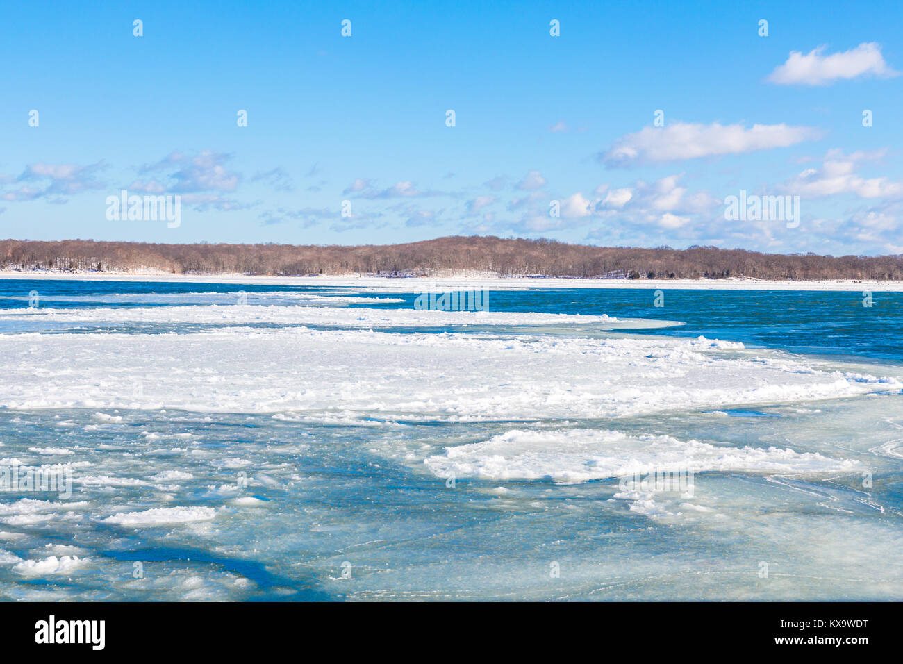 Ice floating vor der Küste von Shelter Island, NY Stockfoto
