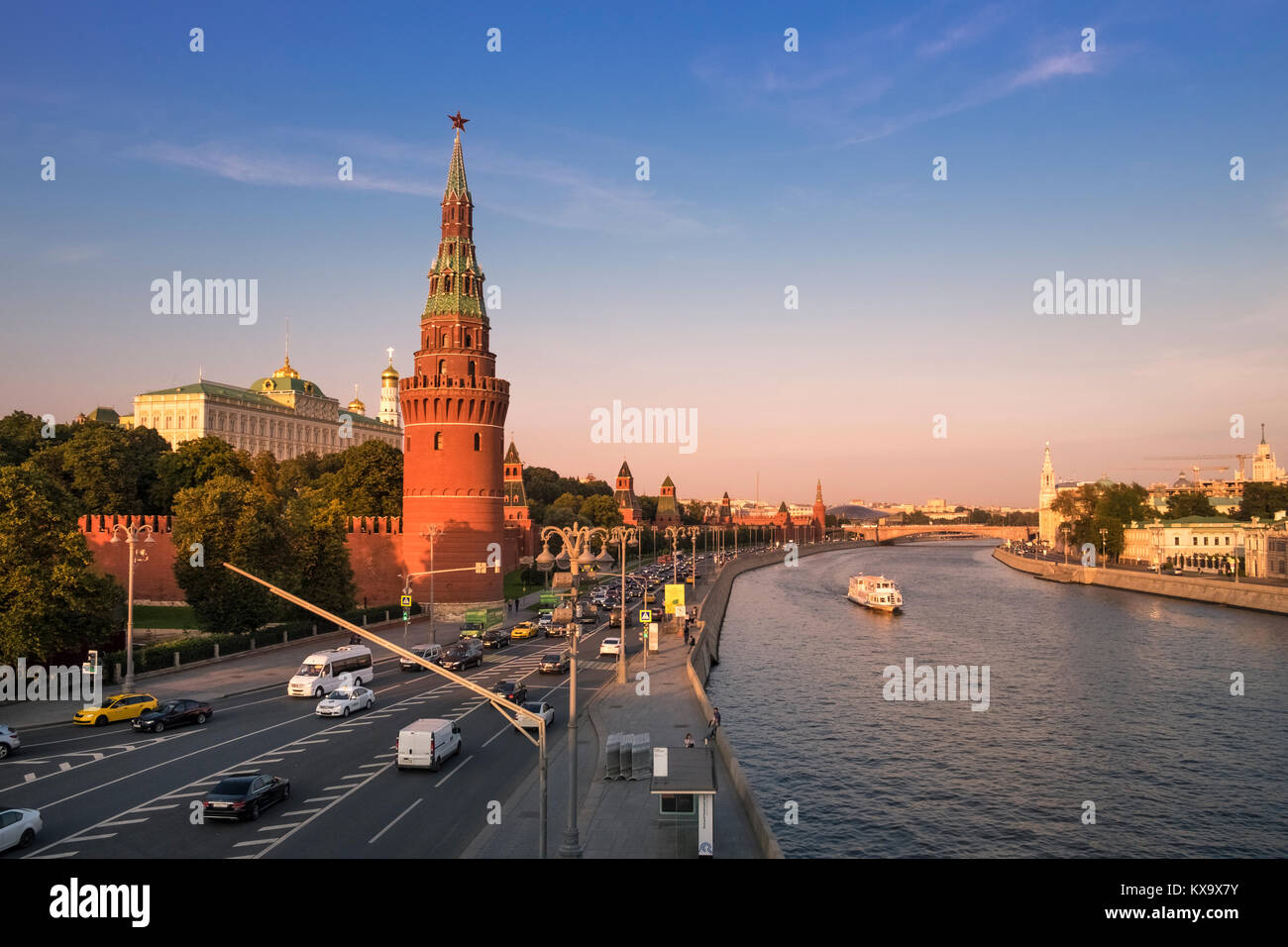 Stadtbild Blick auf Vodovzvodnaya Turm auf der südwestlichen Seite des Kreml, mit Blick auf den Fluss Moskau, Moskau, Russland. Stockfoto