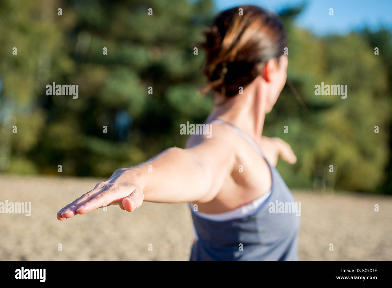 Frau Yoga in den Sand - Krieger 2 Pose-Virabhadrasana II - Herbst Tag Stockfoto