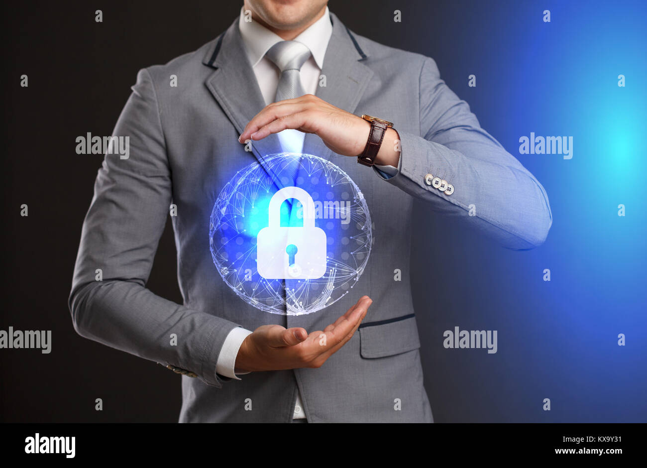 Cyber Security Datenschutz Business Technology Datenschutz Konzept. Geschäftsmann Druck auf den Knopf an der virtuellen Bildschirme Stockfoto